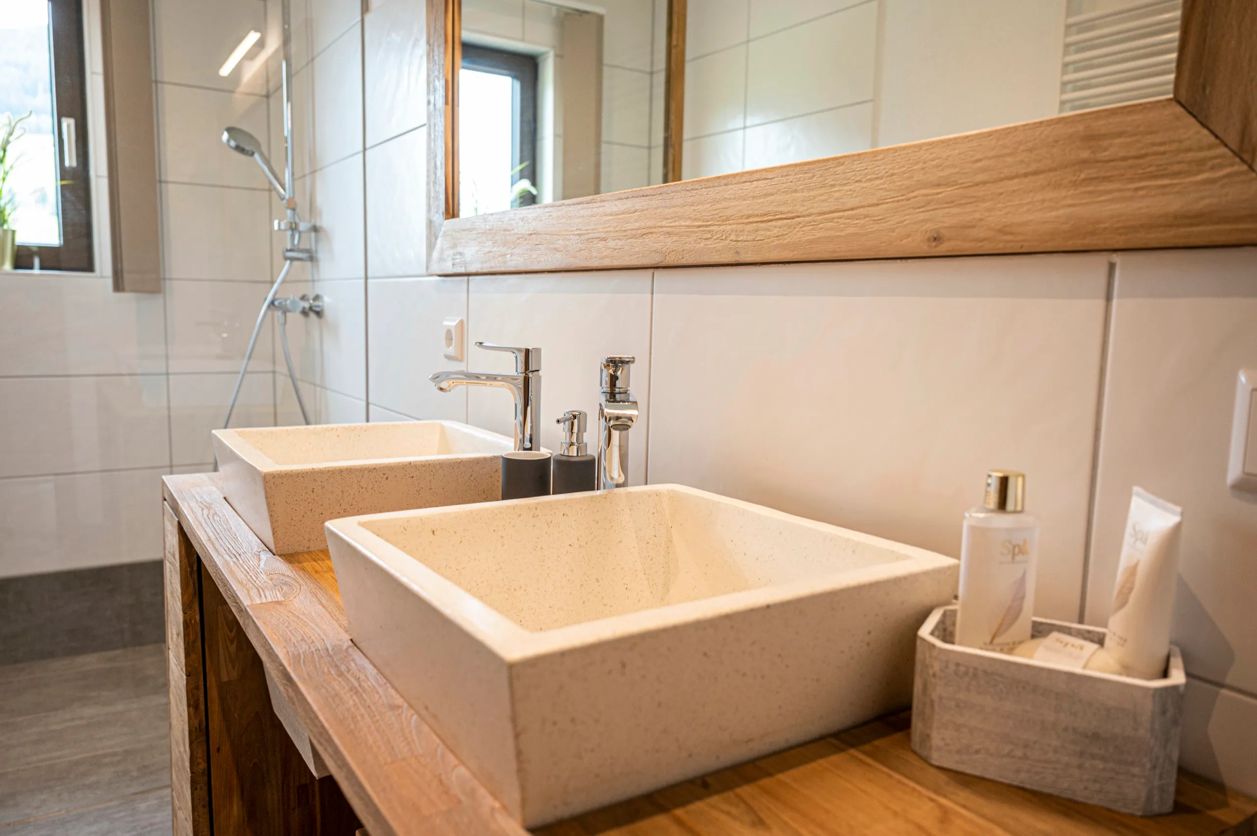 Waschtisch aus Holz mit eckigem Aufsatzbecken