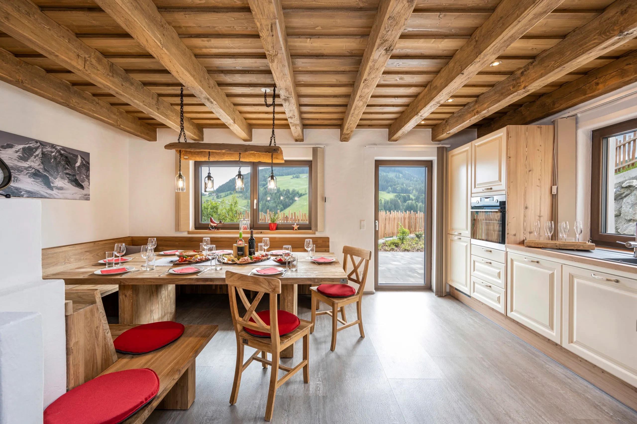 Essbereich mit Holzdecke, Eckbank und Küchenzeile
