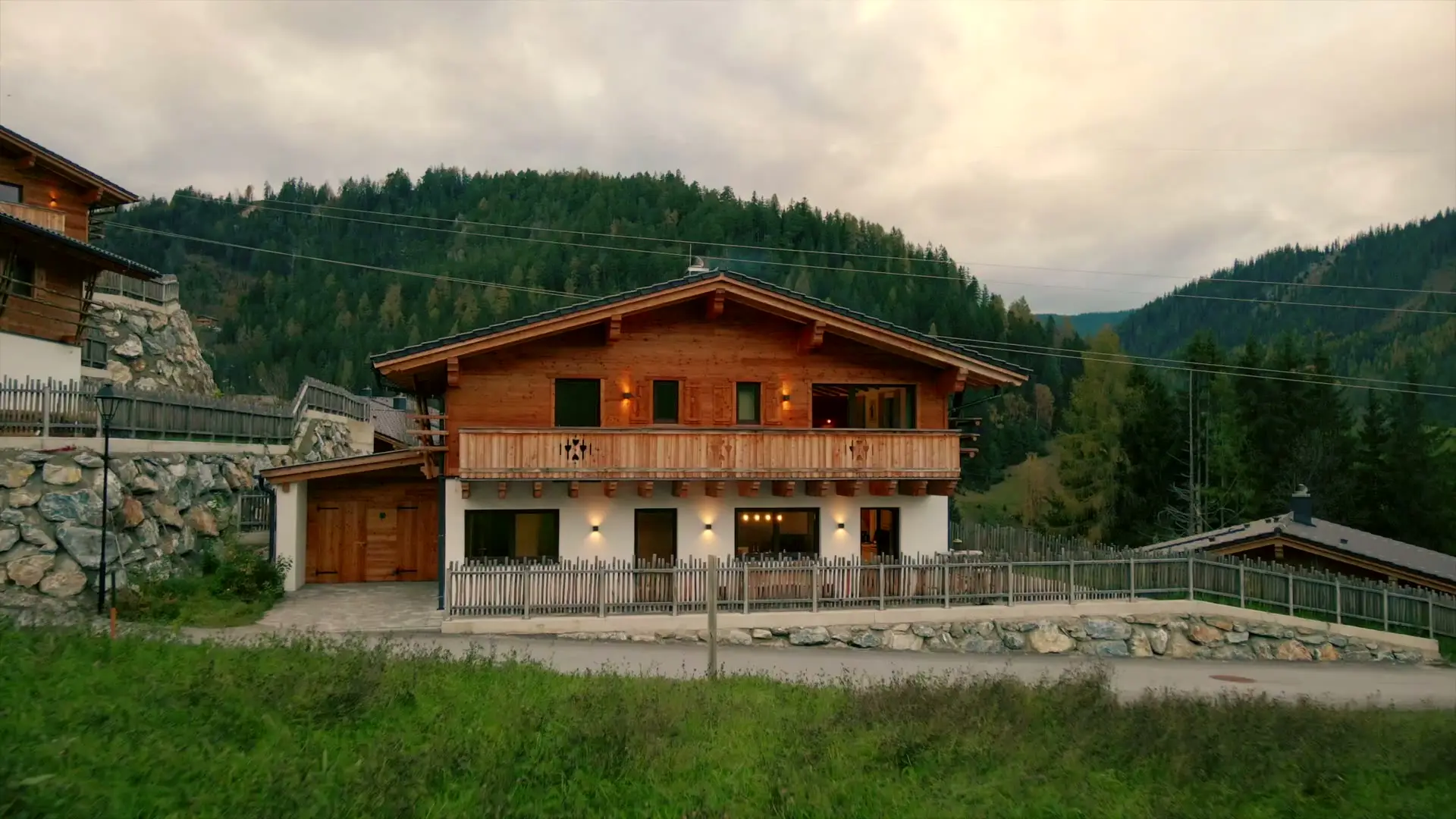Chalet mit beleuchteter Holzfassade im Almdorf Fageralm
