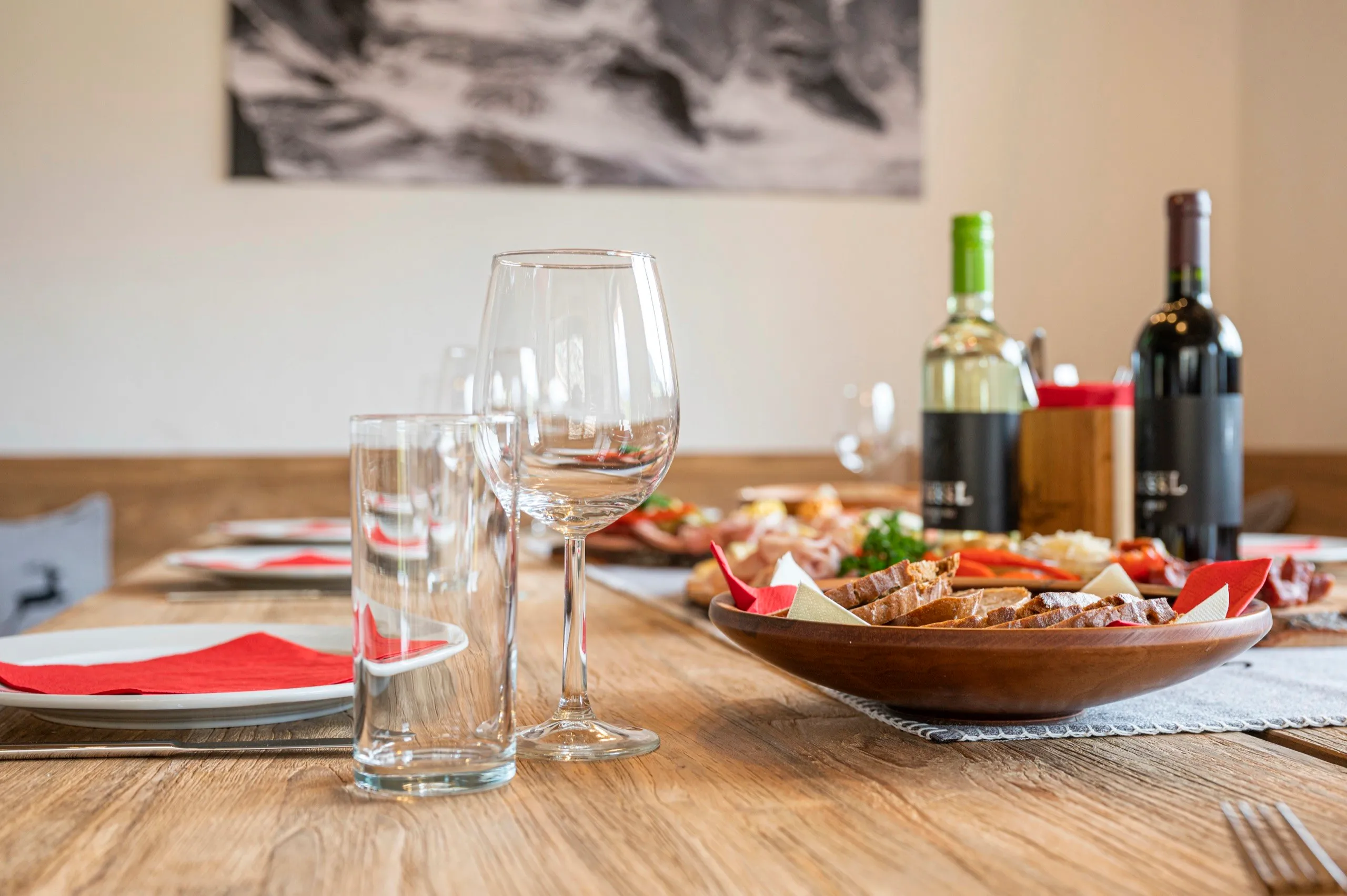 Jause mit Wein und Gläsern auf dem Esstisch