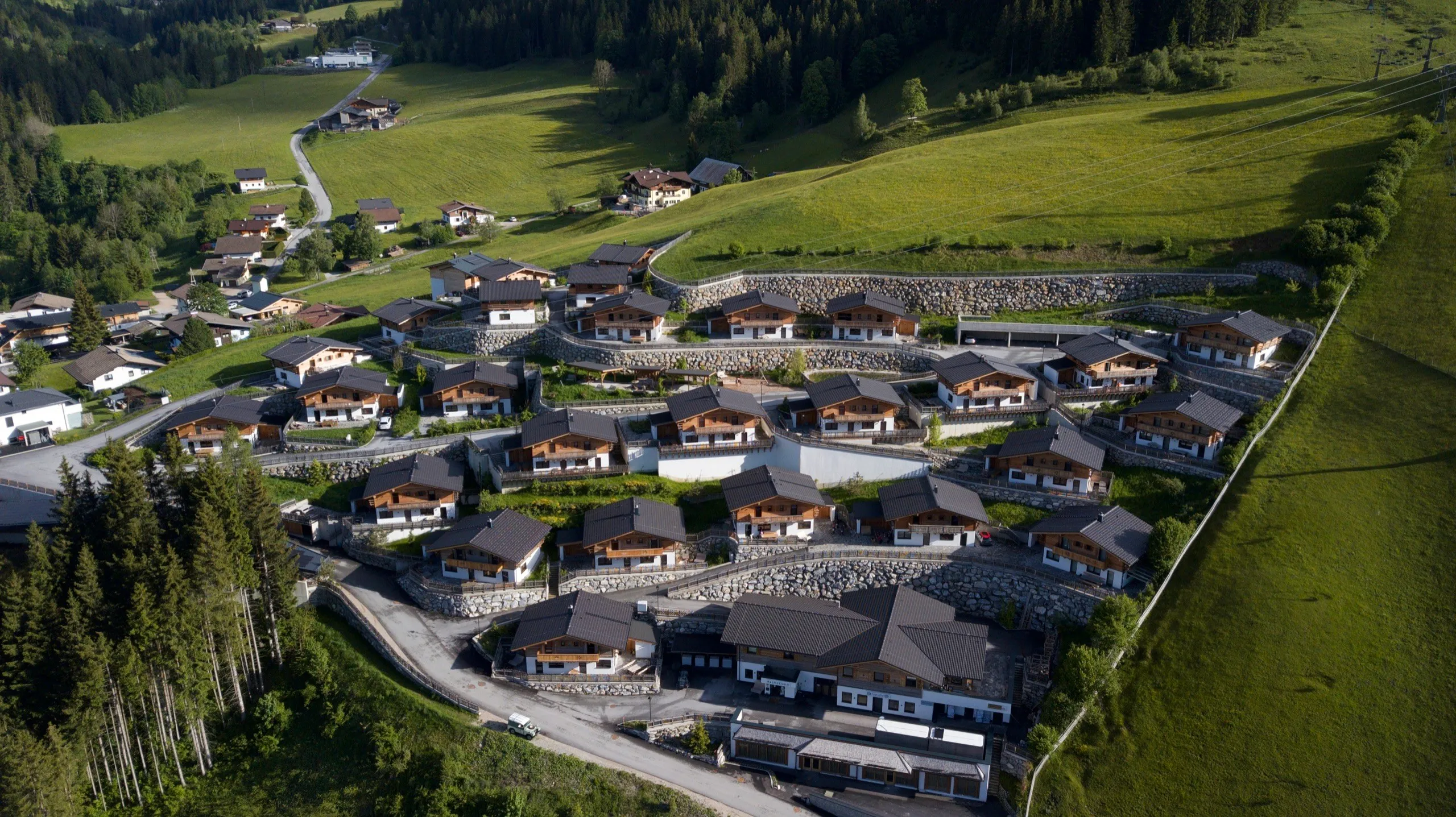 Luftbild des Almdorfs Auszeit Fageralm im Sommer