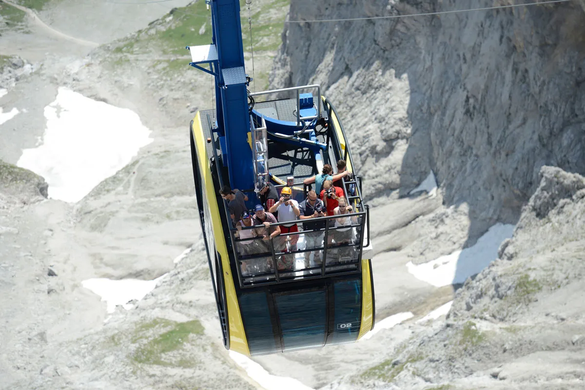 Gondel der Dachstein-Gletscherbahn an der Felswand